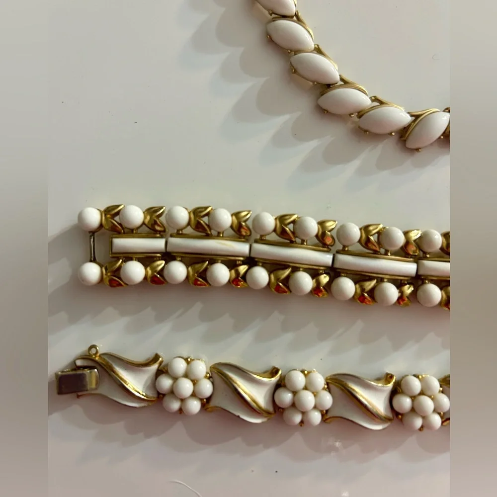 Gorgeous vintage Crown TRIFARI set necklace bracelets